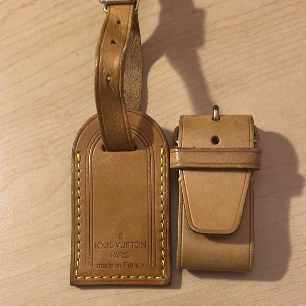 Louis Vuitton Tan Luggage Tag with Poignet 
Great PRELOVED condition